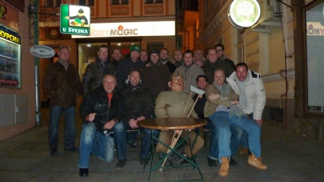 Die ganze Truppe zusammen mit Schwejk